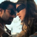 ‘नज़ारा’ गाना उस मासूम और कोमल प्रेम की कहानी है, जिसमें एक लड़का और लड़की सिर्फ आंखों के इशारे और हल्की मुस्कानों से एक-दूसरे की भावनाएं समझते हैं। कॉलेज के माहौल में सेट इस गाने में कोई ज़ोर-शोर या दिखावा नहीं है, बल्कि सादगी, भावनाएं और सौम्यता है।