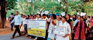 खड़गपुर रेलवे डिवीजन द्वारा पुरी गेट और अन्य रेलवे क्षेत्र में अतिक्रमण हटाने के लिए नोटिस जारी किया गया था। इस कदम का स्थानीय लोगों ने विरोध किया, क्योंकि इन क्षेत्रों में वर्षों से लोग बसा करते हैं। ‘बस्ती बचाओ संग्राम कमेटी’ ने इसे जनविरोधी और गरीब विरोधी कदम बताते हुए प्रदर्शन का ऐलान किया। तृणमूल कांग्रेस ने भी इस आंदोलन का समर्थन किया।