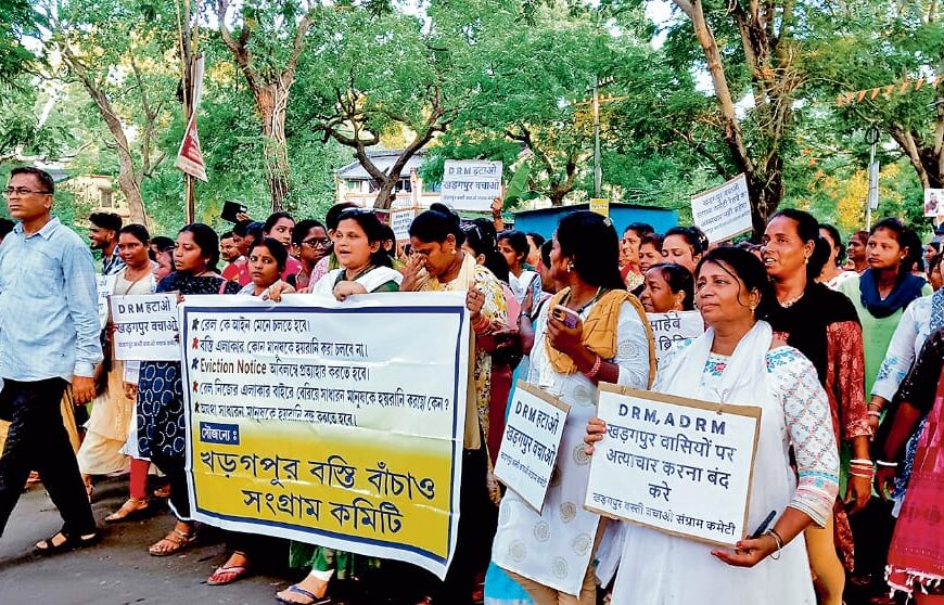 खड़गपुर रेलवे डिवीजन द्वारा पुरी गेट और अन्य रेलवे क्षेत्र में अतिक्रमण हटाने के लिए नोटिस जारी किया गया था। इस कदम का स्थानीय लोगों ने विरोध किया, क्योंकि इन क्षेत्रों में वर्षों से लोग बसा करते हैं। ‘बस्ती बचाओ संग्राम कमेटी’ ने इसे जनविरोधी और गरीब विरोधी कदम बताते हुए प्रदर्शन का ऐलान किया। तृणमूल कांग्रेस ने भी इस आंदोलन का समर्थन किया।