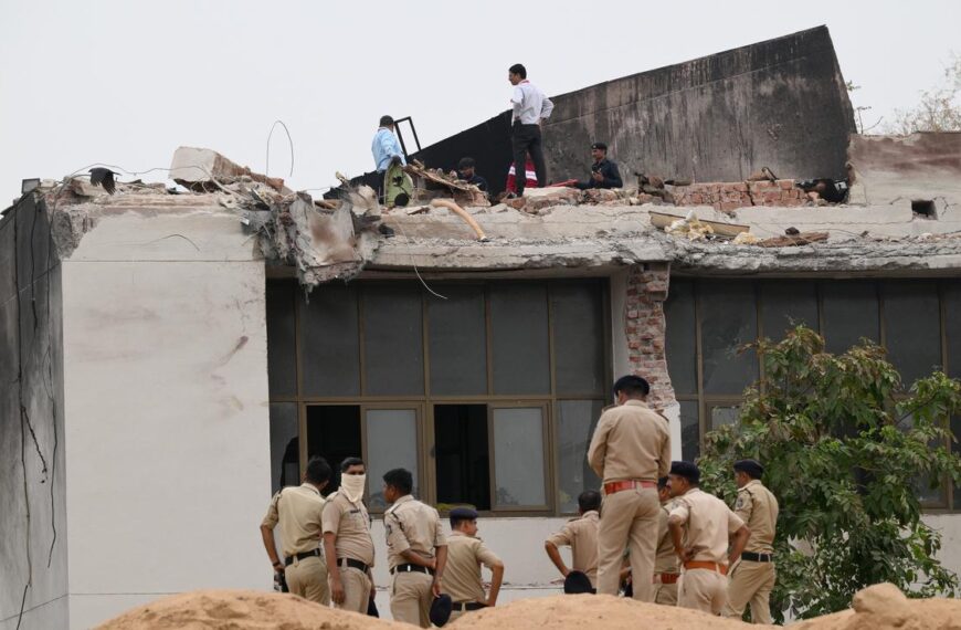 गुरुवार को अहमदाबाद के सरदार वल्लभभाई पटेल अंतरराष्ट्रीय हवाई अड्डे के पास हुआ बड़ा विमान हादसा अब कई अहम जांचों के दौर से गुजर रहा है। एयर इंडिया की फ्लाइट AI171, जो लंदन से दिल्ली होते हुए अहमदाबाद पहुंच रही थी, लैंडिंग से पहले एक छात्रावास परिसर में क्रैश हो गई। शुक्रवार शाम (13 जून) को एयरक्राफ्ट एक्सीडेंट इन्वेस्टिगेशन ब्यूरो (AAIB) ने विमान का ब्लैक बॉक्स बरामद कर लिया है, जो छात्रावास के मेस की छत पर पाया गया।