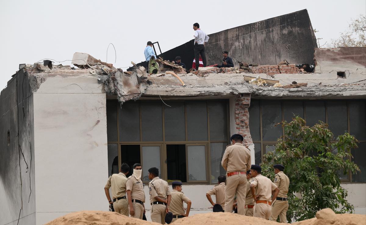 गुरुवार को अहमदाबाद के सरदार वल्लभभाई पटेल अंतरराष्ट्रीय हवाई अड्डे के पास हुआ बड़ा विमान हादसा अब कई अहम जांचों के दौर से गुजर रहा है। एयर इंडिया की फ्लाइट AI171, जो लंदन से दिल्ली होते हुए अहमदाबाद पहुंच रही थी, लैंडिंग से पहले एक छात्रावास परिसर में क्रैश हो गई। शुक्रवार शाम (13 जून) को एयरक्राफ्ट एक्सीडेंट इन्वेस्टिगेशन ब्यूरो (AAIB) ने विमान का ब्लैक बॉक्स बरामद कर लिया है, जो छात्रावास के मेस की छत पर पाया गया।