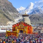 उत्तराखंड के ऊंचे पहाड़ी इलाकों में अनियमित मौसम हमेशा से चारधाम यात्रा में बाधा बनता रहा है। बारिश, बर्फबारी और लैंडस्लाइड जैसी प्राकृतिक चुनौतियां यात्रियों की गति को धीमा करती हैं। लेकिन इस बार, श्रद्धालुओं ने हर चुनौती को आस्था के बल पर पार कर लिया।