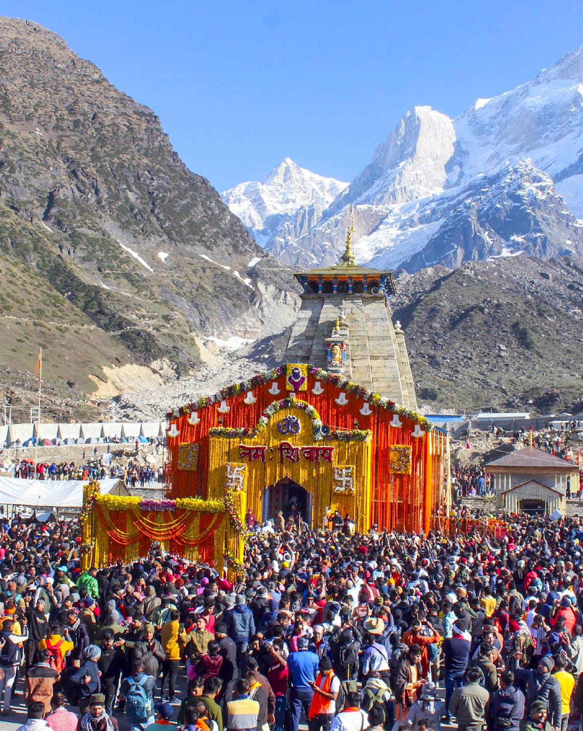 उत्तराखंड के ऊंचे पहाड़ी इलाकों में अनियमित मौसम हमेशा से चारधाम यात्रा में बाधा बनता रहा है। बारिश, बर्फबारी और लैंडस्लाइड जैसी प्राकृतिक चुनौतियां यात्रियों की गति को धीमा करती हैं। लेकिन इस बार, श्रद्धालुओं ने हर चुनौती को आस्था के बल पर पार कर लिया।