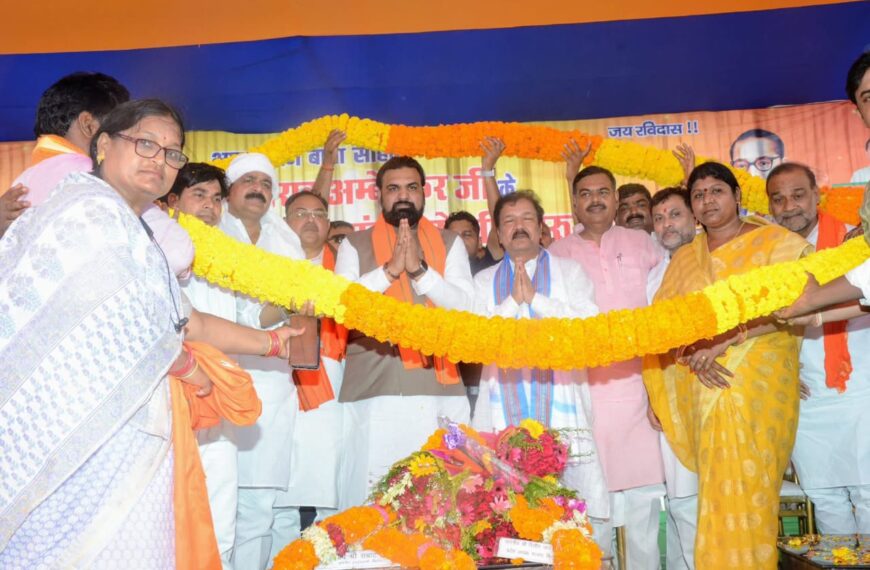 विधायक गौतम के इस आयोजन का उद्देश्य डॉ. भीमराव अंबेडकर और संत रविदास के योगदान को सम्मान देना बताया गया था। लेकिन स्थानीय लोगों ने कार्यक्रम की 'मंचीय सच्चाई' पर सवाल उठाते हुए कहा कि यह केवल वोट बैंक को ध्यान में रखकर किया गया एक चुनावी हथकंडा था। मंच पर जहां सत्ताधारी दल के नेता और समर्थक मौजूद थे, वहीं संत रविदास समाज के किसी भी वरिष्ठ सदस्य, सामाजिक प्रतिनिधि या वक्ता को स्थान नहीं दिया गया। इससे रविदास समाज के लोगों में गहरा आक्रोश देखा गया।