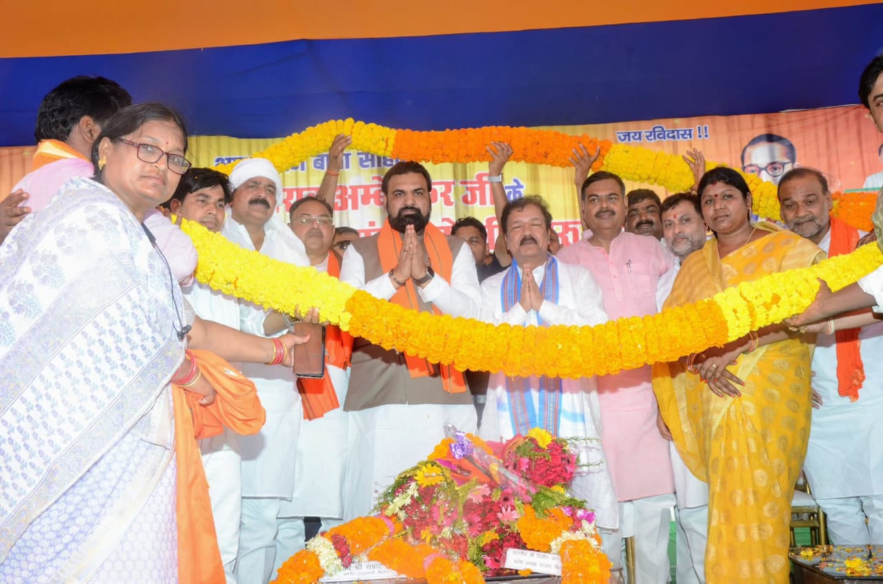 विधायक गौतम के इस आयोजन का उद्देश्य डॉ. भीमराव अंबेडकर और संत रविदास के योगदान को सम्मान देना बताया गया था। लेकिन स्थानीय लोगों ने कार्यक्रम की 'मंचीय सच्चाई' पर सवाल उठाते हुए कहा कि यह केवल वोट बैंक को ध्यान में रखकर किया गया एक चुनावी हथकंडा था। मंच पर जहां सत्ताधारी दल के नेता और समर्थक मौजूद थे, वहीं संत रविदास समाज के किसी भी वरिष्ठ सदस्य, सामाजिक प्रतिनिधि या वक्ता को स्थान नहीं दिया गया। इससे रविदास समाज के लोगों में गहरा आक्रोश देखा गया।