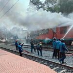 चलती ट्रेन में लगी आग, टॉयलेट तोड़कर बचाई गई जान!