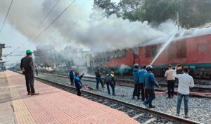 चलती ट्रेन में लगी आग, टॉयलेट तोड़कर बचाई गई जान!