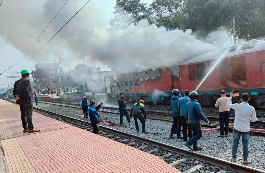 चलती ट्रेन में लगी आग, टॉयलेट तोड़कर बचाई गई जान!