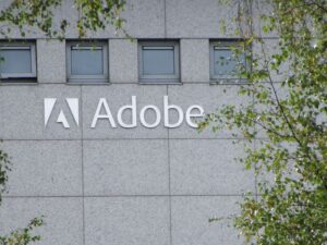नई दिल्ली, 18 जून 2025 जनरेटिव AI के क्षेत्र में एक और बड़ा कदम उठाते हुए Adobe Inc. ने मंगलवार को अपना पहला समर्पित AI इमेज जेनरेशन मोबाइल ऐप Firefly लॉन्च कर दिया है। यह ऐप अब iOS और Android दोनों प्लेटफॉर्म पर उपलब्ध है, जो यूज़र्स को चलते-फिरते ही हाई-क्वालिटी AI इमेज और वीडियो क्रिएट करने की सुविधा देगा।
