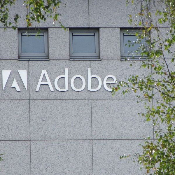नई दिल्ली, 18 जून 2025 जनरेटिव AI के क्षेत्र में एक और बड़ा कदम उठाते हुए Adobe Inc. ने मंगलवार को अपना पहला समर्पित AI इमेज जेनरेशन मोबाइल ऐप Firefly लॉन्च कर दिया है। यह ऐप अब iOS और Android दोनों प्लेटफॉर्म पर उपलब्ध है, जो यूज़र्स को चलते-फिरते ही हाई-क्वालिटी AI इमेज और वीडियो क्रिएट करने की सुविधा देगा।