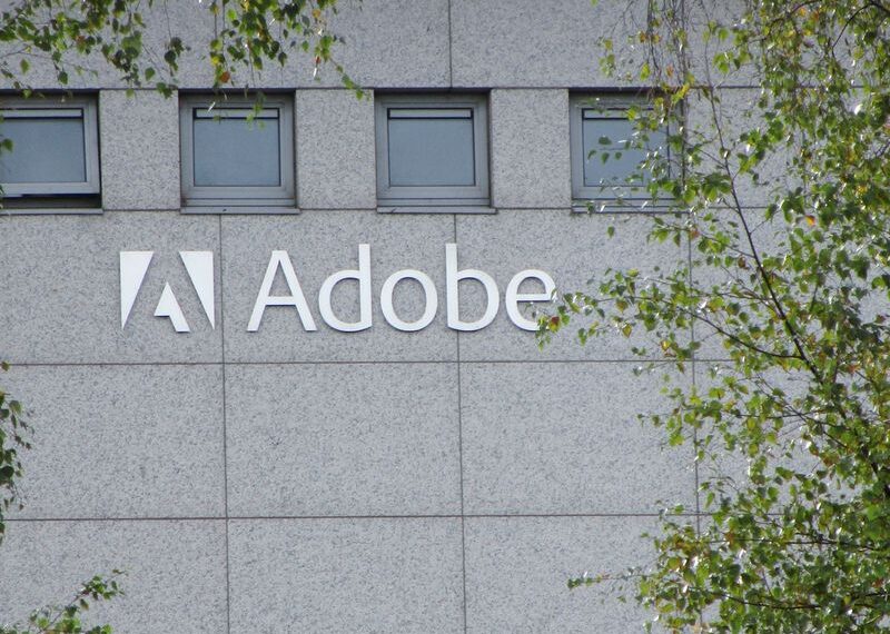 नई दिल्ली, 18 जून 2025 जनरेटिव AI के क्षेत्र में एक और बड़ा कदम उठाते हुए Adobe Inc. ने मंगलवार को अपना पहला समर्पित AI इमेज जेनरेशन मोबाइल ऐप Firefly लॉन्च कर दिया है। यह ऐप अब iOS और Android दोनों प्लेटफॉर्म पर उपलब्ध है, जो यूज़र्स को चलते-फिरते ही हाई-क्वालिटी AI इमेज और वीडियो क्रिएट करने की सुविधा देगा।