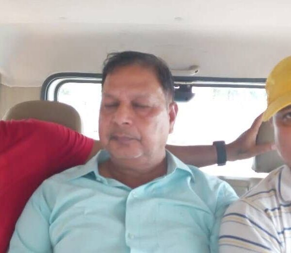 बिक्रमगंज BEO और लेखा सहायक रिश्वत लेते रंगे हाथ गिरफ्तार