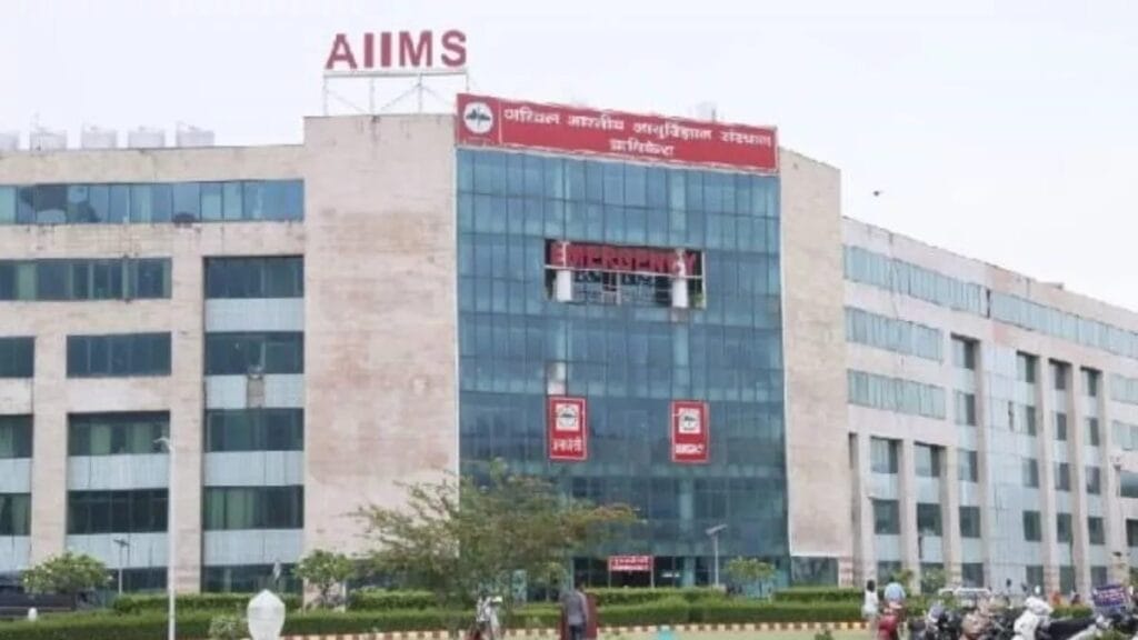 AIIMS ऋषिकेश में दुर्लभ सर्जरी: युवक के पैर से निकाला गया 35 किलो का ट्यूमर, मिली नई ज़िंदगी
