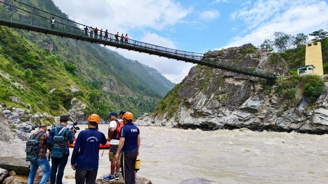 अब भी 6 यात्री लापता हैं, और उनकी तलाश के लिए एनडीआरएफ, एसडीआरएफ और पुलिस बल द्वारा सघन सर्च और रेस्क्यू ऑपरेशन जारी है।