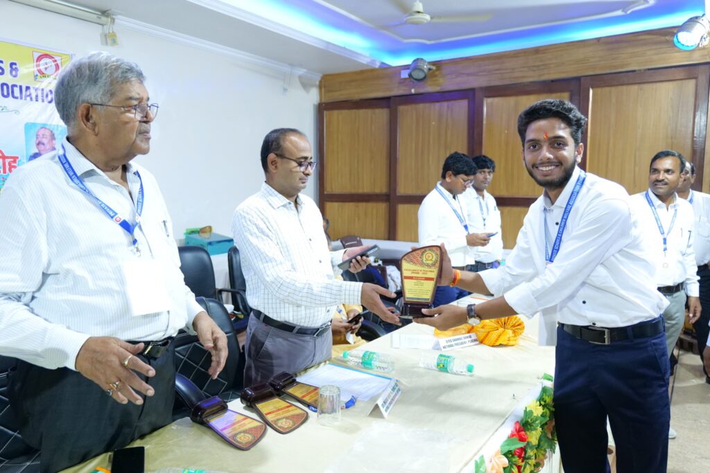 प्राइवेट स्कूल्स एंड चिल्ड्रन वेल्फेयर एसोसिएशन द्वारा आयोजित शिक्षक सम्मान समारोह 2025 रोहतास जिले में भव्य रूप से आयोजित किया गया। यह कार्यक्रम संत पॉल स्कूल, सासाराम के उमा ऑडिटोरियम में सम्पन्न हुआ, जिसमें जिले के 19 प्रखंडों से सैकड़ों शिक्षक शामिल हुए।